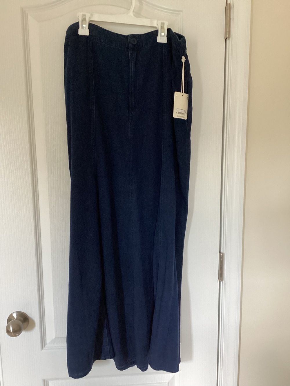 Women’s dark wash lightweight dark wash denim skirt.